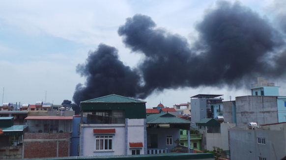 Hôm qua nhà kho phế thải ở Hà Nội bị phát hỏa