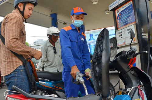 Lo đứt nguồn cung, giảm thuế cho xăng dầu