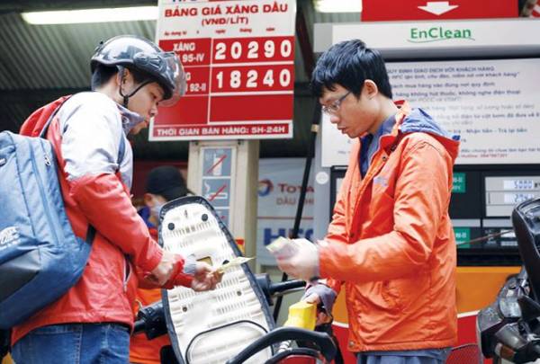 Tăng thuế môi trường xăng dầu: Gánh nặng đổ đầu ai?