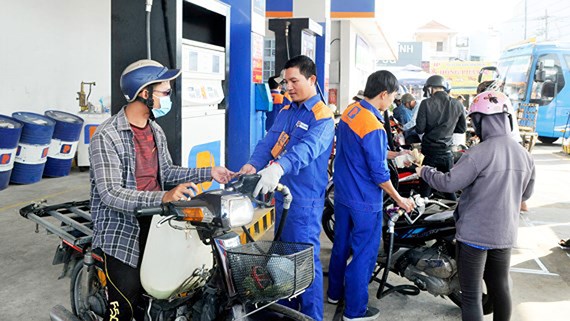 Giá xăng giữ nguyên, tăng giá dầu