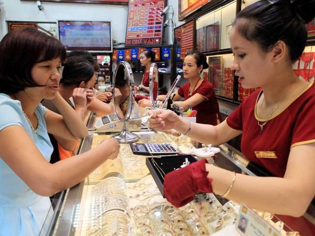 Giá vàng trong nước tăng 80.000 đồng, tỷ giá trung tâm giảm mạnh