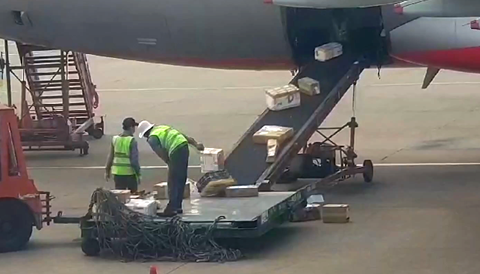 Sân bay Tân Sơn Nhất: Tiếp viên ẩu đả, nhân viên ném hành lý của khách