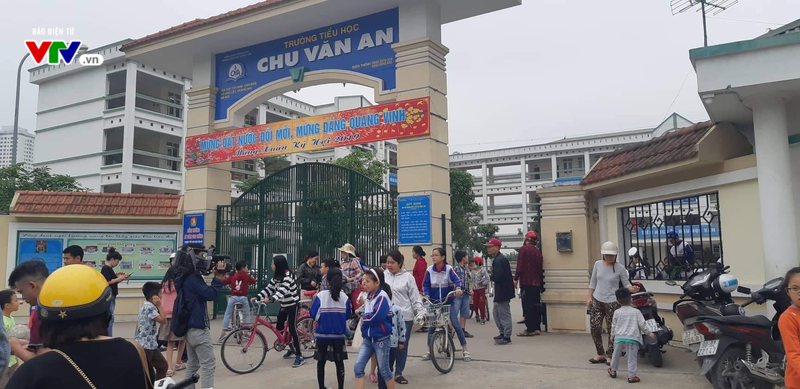 Phụ huynh phát hiện thịt gà ôi thiu được đưa vào trường tiểu học