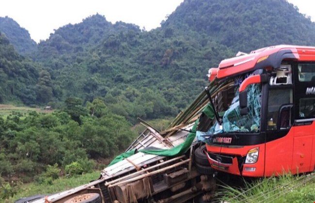 TIN TỨC MỚI - Hòa Bình: Xe khách đâm vào xe tải đỗ ven đường, 14 người thương vong
