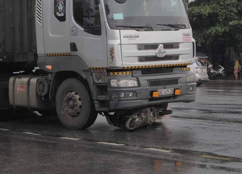 TIN TỨC MỚI - Quảng Trị: Đầu kéo cuốn xe máy vào gầm, 2 người phụ nữ trên đường đi làm thương vong