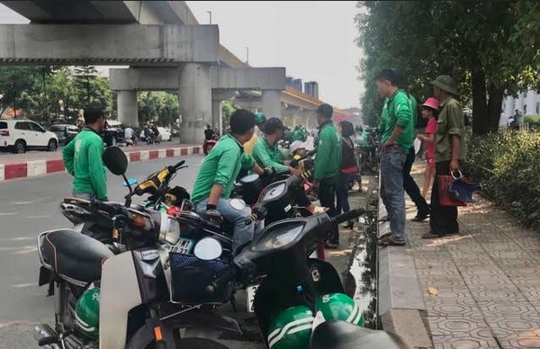 TIN TỨC MỚI - Người dân loay hoay với ''Ma Trận'' xe ôm công nghệ thật - giả