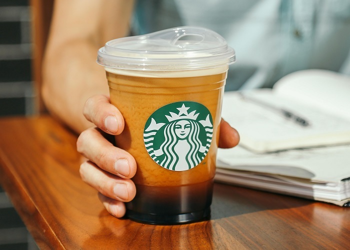 Chiến%20dịch%20thay%20thế%20ống%20hút%20nhựa%20của%20Starbucks.jpg