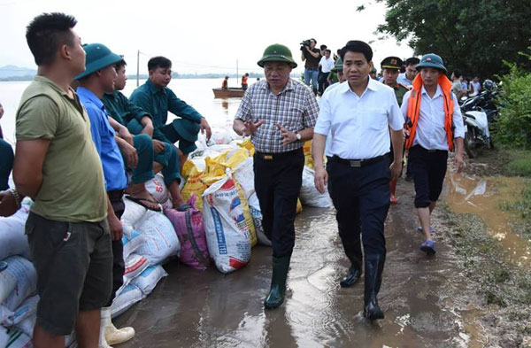 Chủ%20tịch%20UBND%20TP%20%20Hà%20Nội%20Nguyễn%20Đức%20Chung%20kiểm%20tra%20tình%20hình%20ngập%20lụt%20tại%20khu%20vực%20đê%20tả%20sông%20Bùi%20huyện%20Chương%20Mỹ.jpg