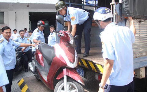 Ông%20Đoàn%20Ngọc%20Hải%20tiếp%20tục%20trực%20tiếp%20đi%20“dẹp%20loạn”%20vỉa%20hè%20tại%20quận%201-1.jpg