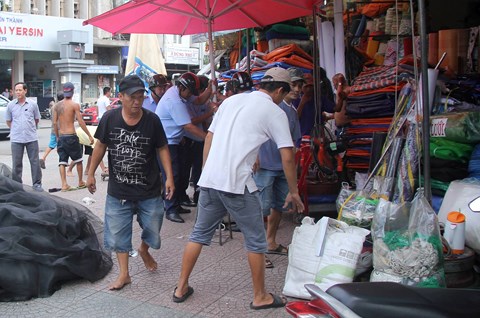 Ông%20Đoàn%20Ngọc%20Hải%20tiếp%20tục%20trực%20tiếp%20đi%20“dẹp%20loạn”%20vỉa%20hè%20tại%20quận%201-2.jpg