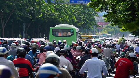 Dự%20kiến%20hàng%20trăm%20ngàn%20người%20sẽ%20rời%20TP.HCM%20về%20các%20tỉnh%20trong%20dịp%20nghỉ%20lễ%20sắp%20tới..jpg