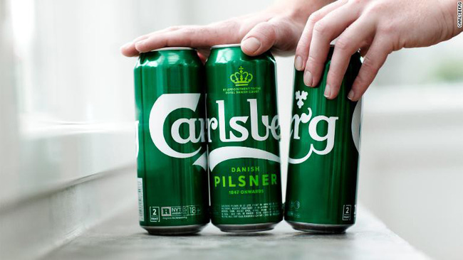 Carlsberg-thay-túi-bọc-nhựa-bằng-keo-nhằm-giảm-hơn%201.200-tấn-chất-thải-nhựa-trên-năm.jpg