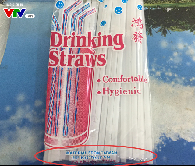 Những%20ống%20hút%20nhựa%20không%20rõ%20nguồn%20gốc%20xuất%20xứ%20bày%20bán%20tại%20một%20siêu%20thị-1.png