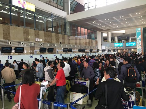 thay-doi-lo-trinh-do-thoi-tiet-xau-hanh-khach-dap-pha-tren-may-bay.jpg