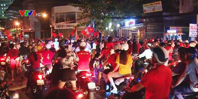 nhieu-vu-tai-nan-trong-dem-viet-nam-vo-dich-aff-cup-2018.jpg