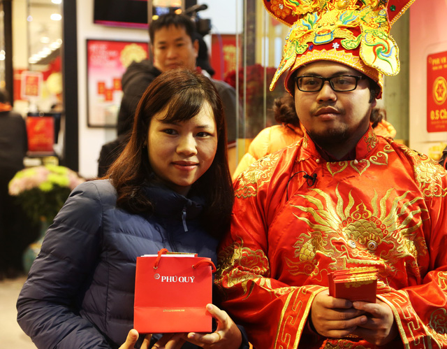 ngay-via-than-tai-pho-vang-tai-ha-noi-dong-vui-nhu-tray-hoi-1.jpg