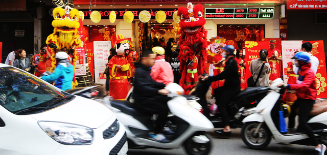 ngay-via-than-tai-pho-vang-tai-ha-noi-dong-vui-nhu-tray-hoi.jpg