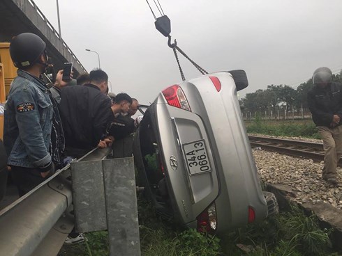 vu-tai-nan-tau-hoa-huc-o-to-o-hai-duong-xe-o-to-tren-duong-dua-dau-ve-gap-nan.jpg