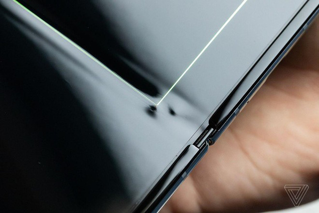 smartphone-gia-gan-2000-usd-galaxy-fold-hong-chi-sau-vai-ngay-su-dung-1.jpg