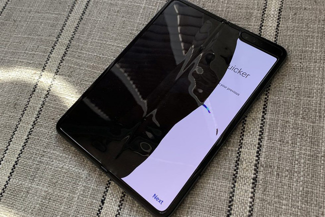 smartphone-gia-gan-2000-usd-galaxy-fold-hong-chi-sau-vai-ngay-su-dung.jpg