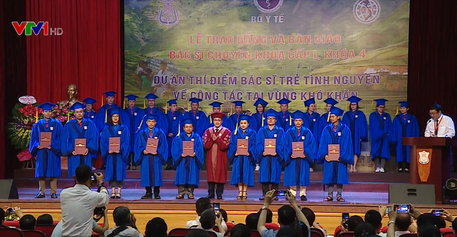24-bac-si-tre-tinh-nguyen-ve-vung-kho-khan.png