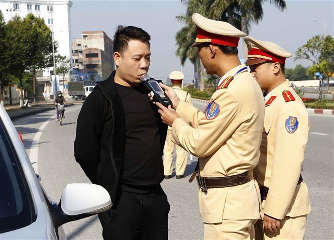 bo-gtvt-nghien-cuu-tang-muc-phat-doi-voi-lai-xe-vi-pham-nong-do-con.jpg