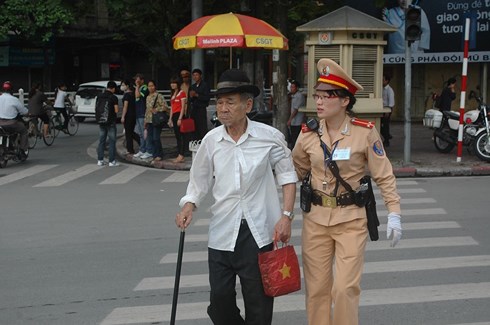 csgt-ha-noi-duoc-tap-huan-nang-cao-ky-nang-giao-tiep-voi-nhan-dan.jpg
