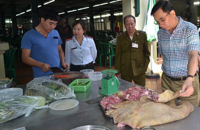 ha-noi-nhieu-mau-thit-nhiem-khuan-rau-cu-qua-chua-ton-thuoc-bao-ve-thuc-vat.jpg