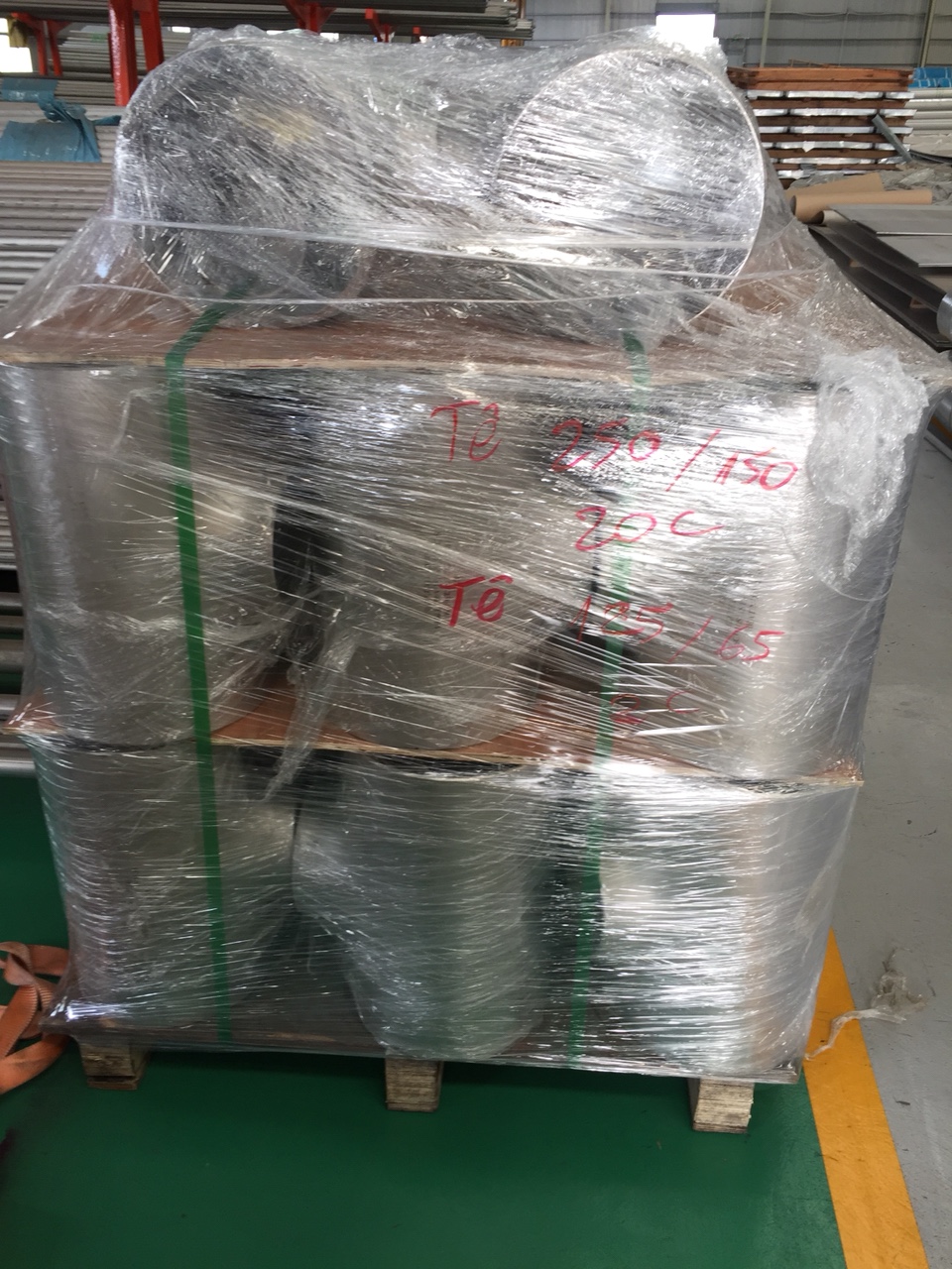 Phụ%20kiện%20đường%20ống%20(Tê%20hàn%20inox).jpg