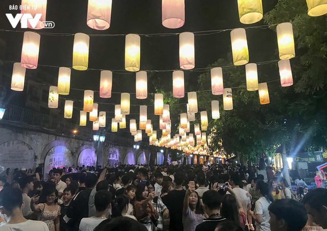 hang-ngan-nguoi-chen-lan-dao-cho-trung-thu-truyen-thong-10.png