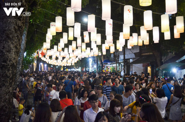 hang-ngan-nguoi-chen-lan-dao-cho-trung-thu-truyen-thong-11.png