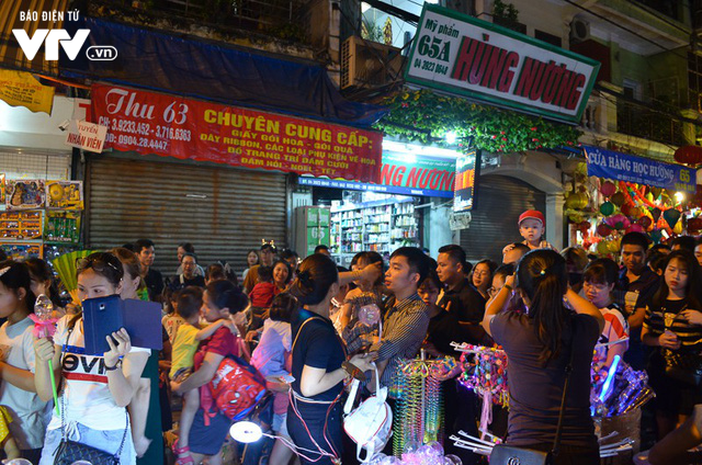 hang-ngan-nguoi-chen-lan-dao-cho-trung-thu-truyen-thong-2.png