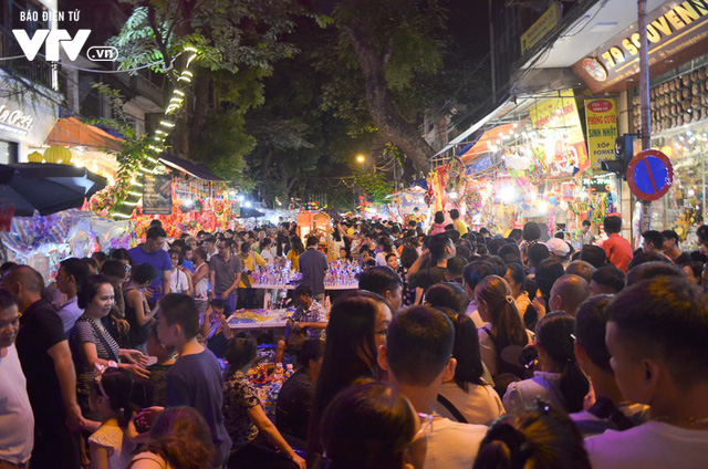 hang-ngan-nguoi-chen-lan-dao-cho-trung-thu-truyen-thong-3.png