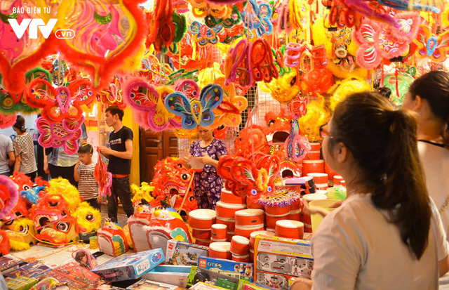 hang-ngan-nguoi-chen-lan-dao-cho-trung-thu-truyen-thong-4.png