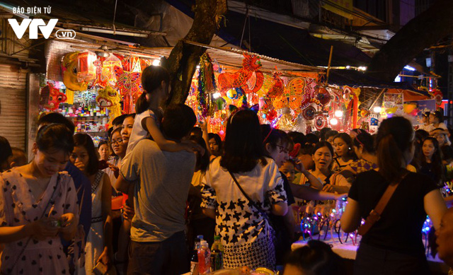 hang-ngan-nguoi-chen-lan-dao-cho-trung-thu-truyen-thong-5.png