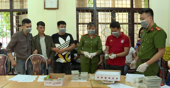bat-doi-tuong-sinh-nam-2000-van-chuyen-42-banh-heroin-tren-xe-khach-1.jpg