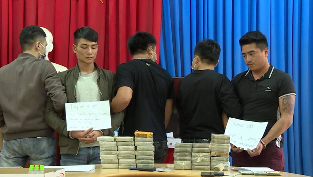 bat-doi-tuong-sinh-nam-2000-van-chuyen-42-banh-heroin-tren-xe-khach-2.jpg