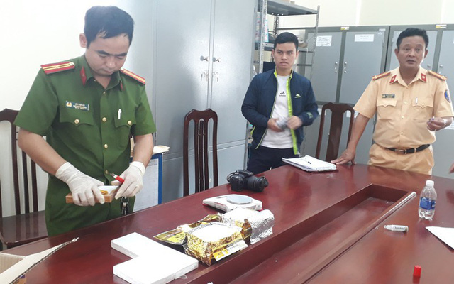 bat-doi-tuong-nghien-ma-tuy-van-chuyen-4-banh-heroin-2kg-ma-tuy-da-1.jpg